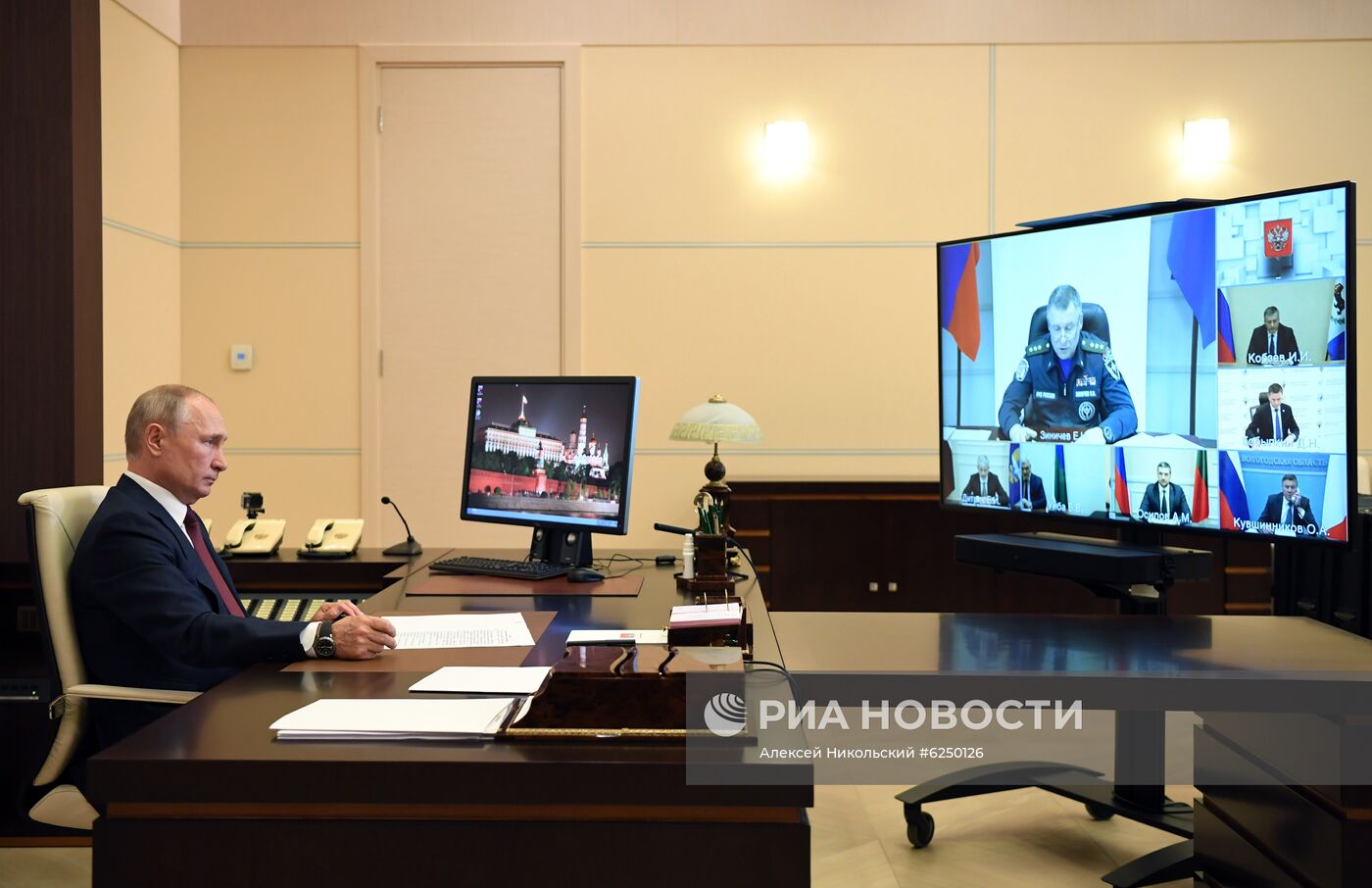 Президент РФ В. Путин провел встречу с главой МЧС Е. Зиничевым