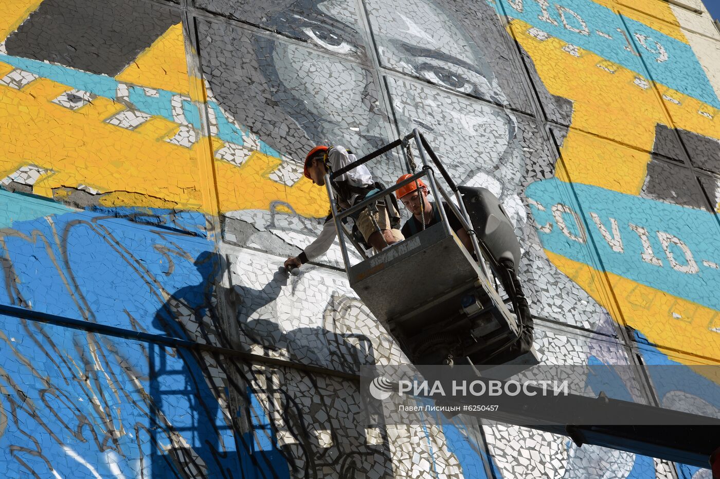 Граффити в честь медиков в Екатеринбурге