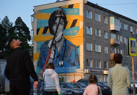 Граффити в честь медиков в Екатеринбурге