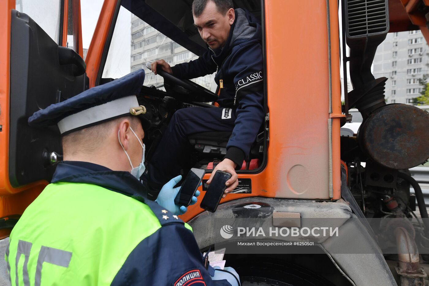 Проверка цифровых пропусков в Москве 