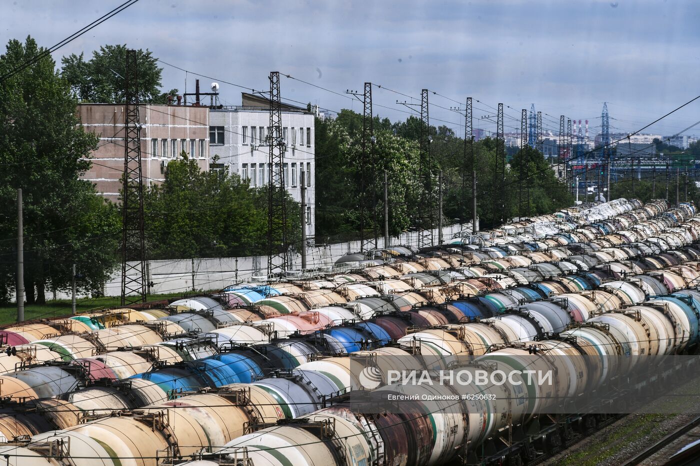 Товарные составы на железнодорожной станции "Яничкино"