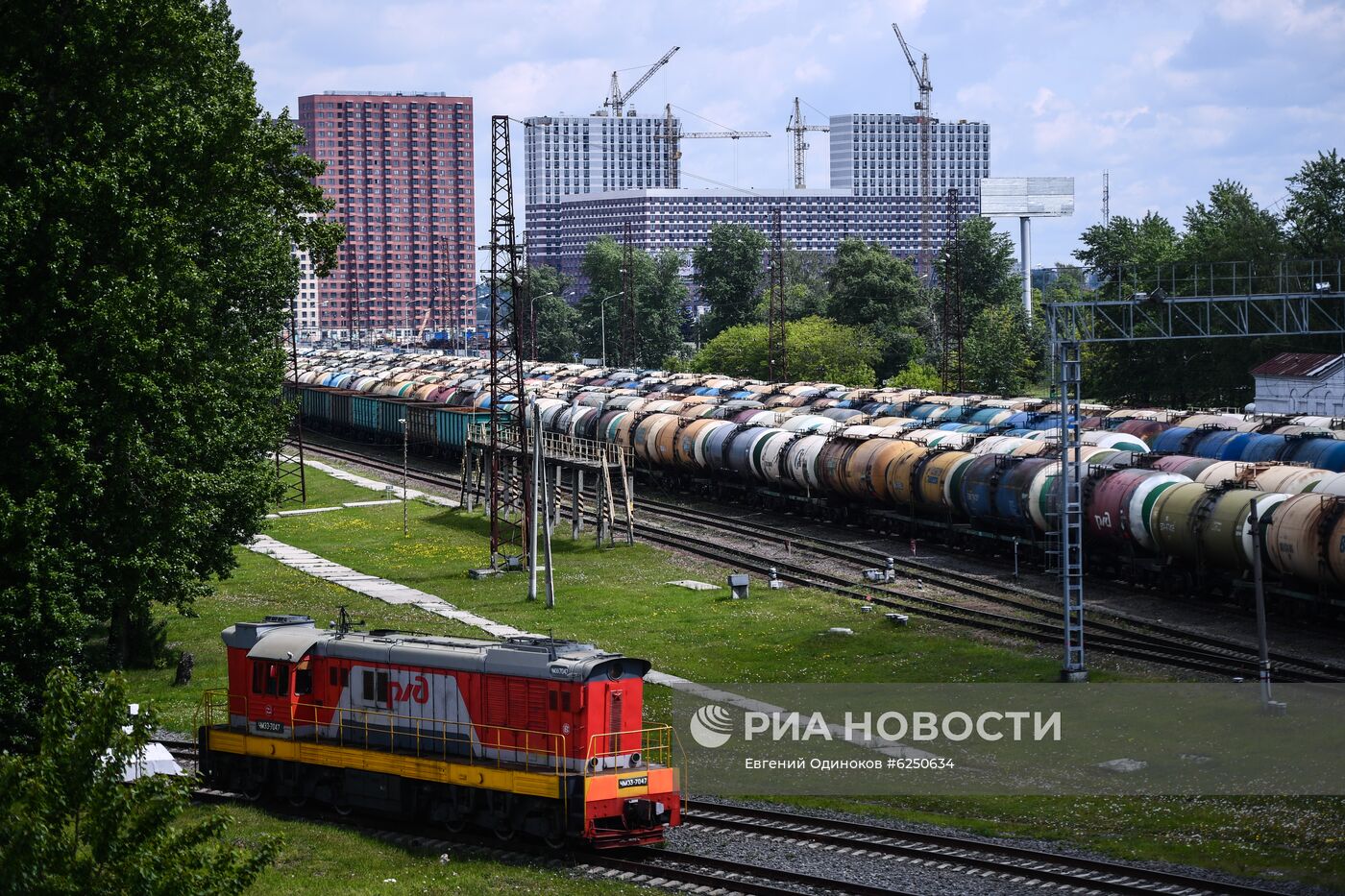 Товарные составы на железнодорожной станции "Яничкино"