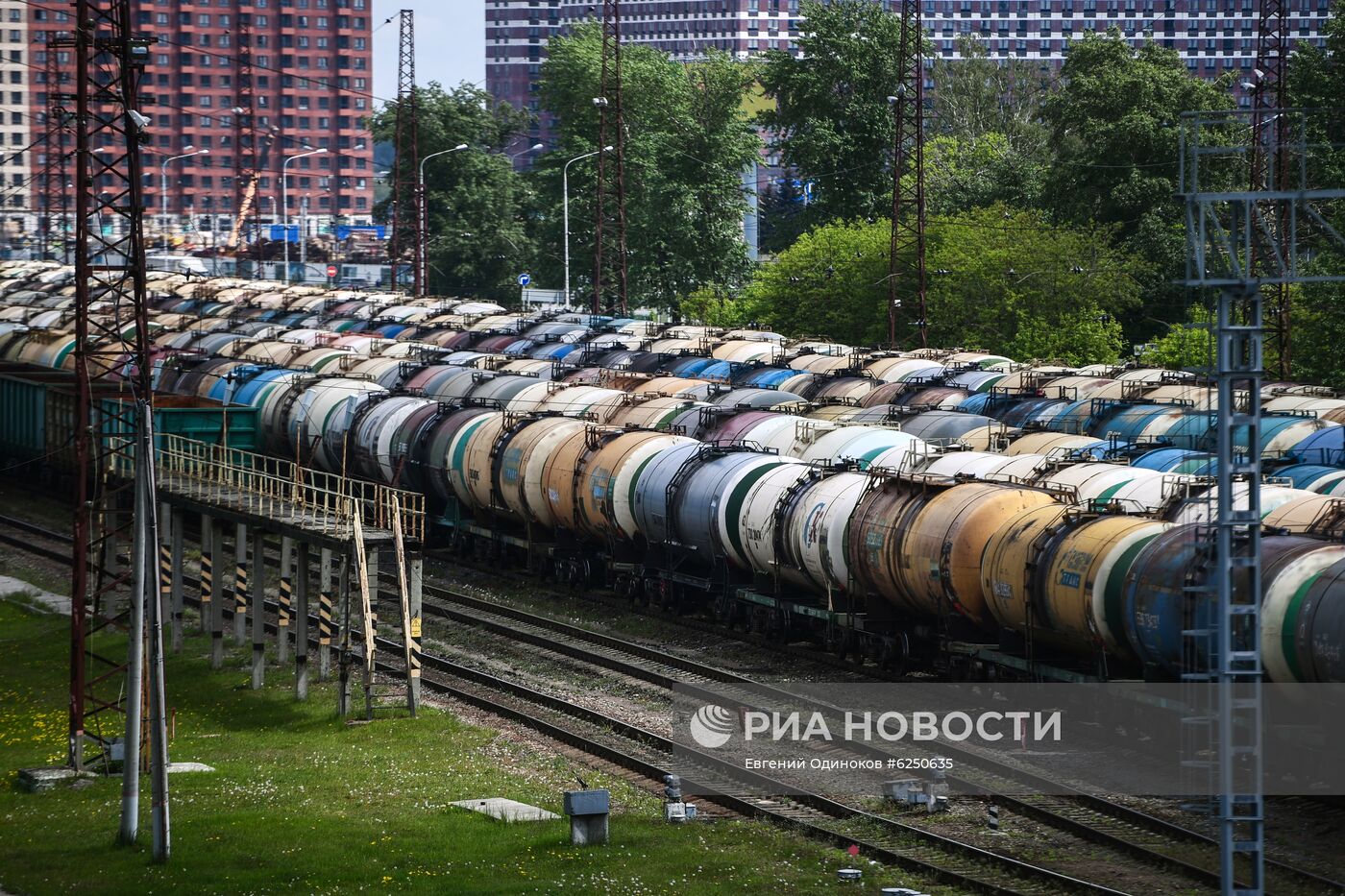 Товарные составы на железнодорожной станции "Яничкино"