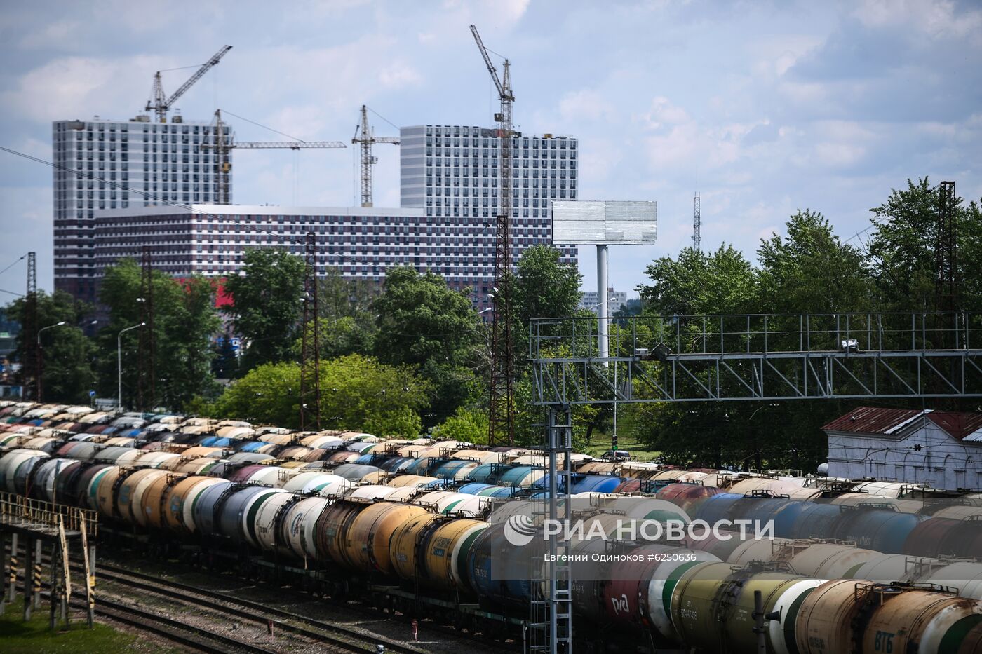 Товарные составы на железнодорожной станции "Яничкино"