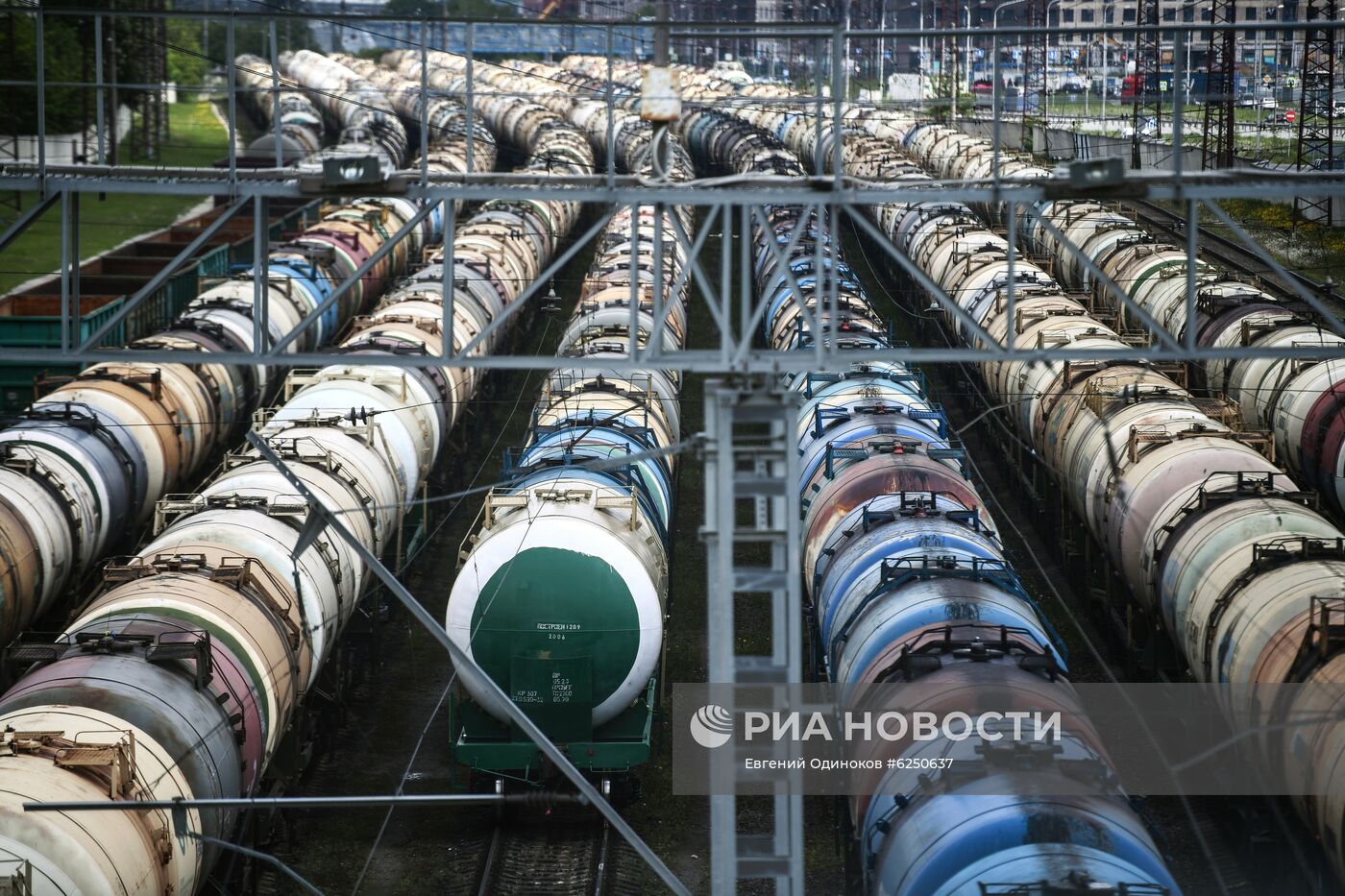 Товарные составы на железнодорожной станции "Яничкино"