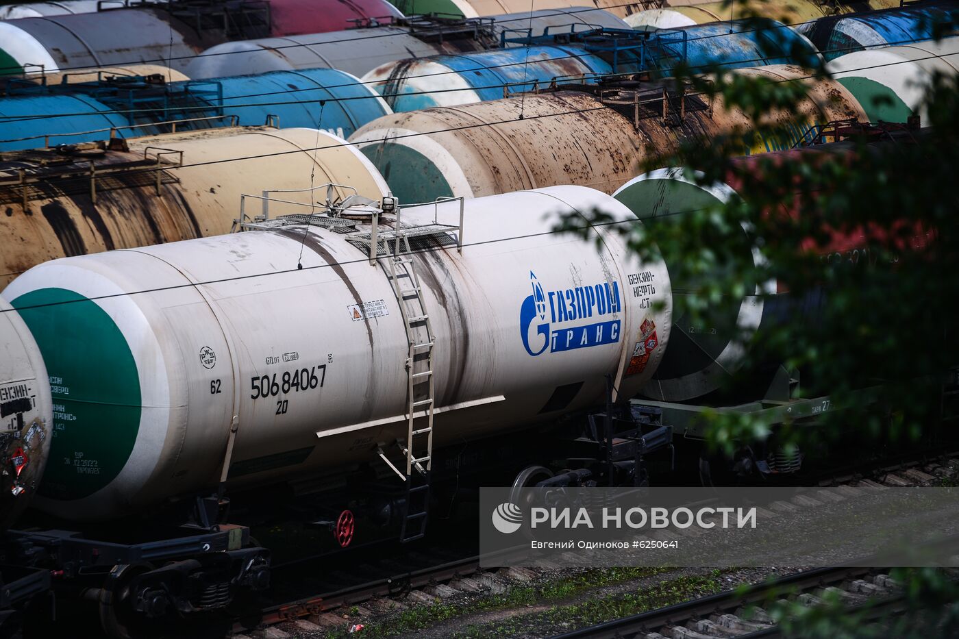 Товарные составы на железнодорожной станции "Яничкино"