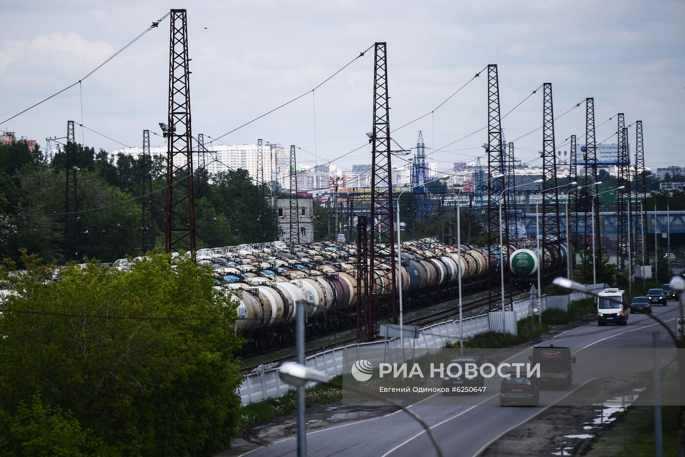 Товарные составы на железнодорожной станции "Яничкино"