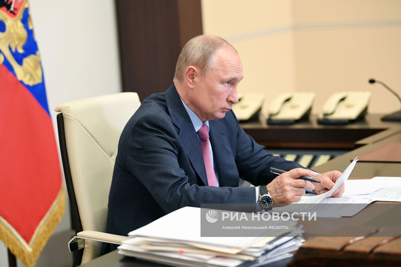 Президент РФ В. Путин встретился с губернатором Смоленской области А. Островским