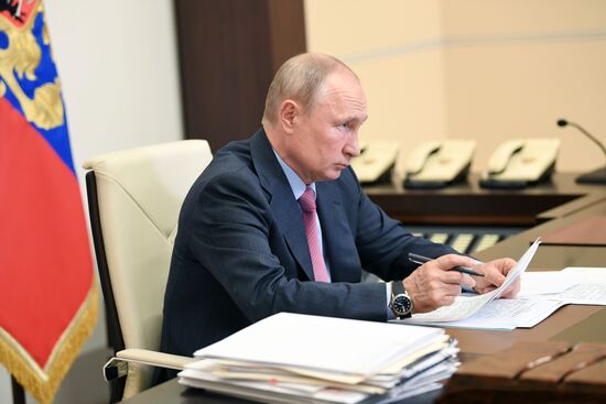 Президент РФ В. Путин встретился с губернатором Смоленской области А. Островским