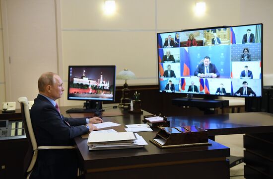 Президент РФ В. Путин провел совещание по ситуации на рынке труда