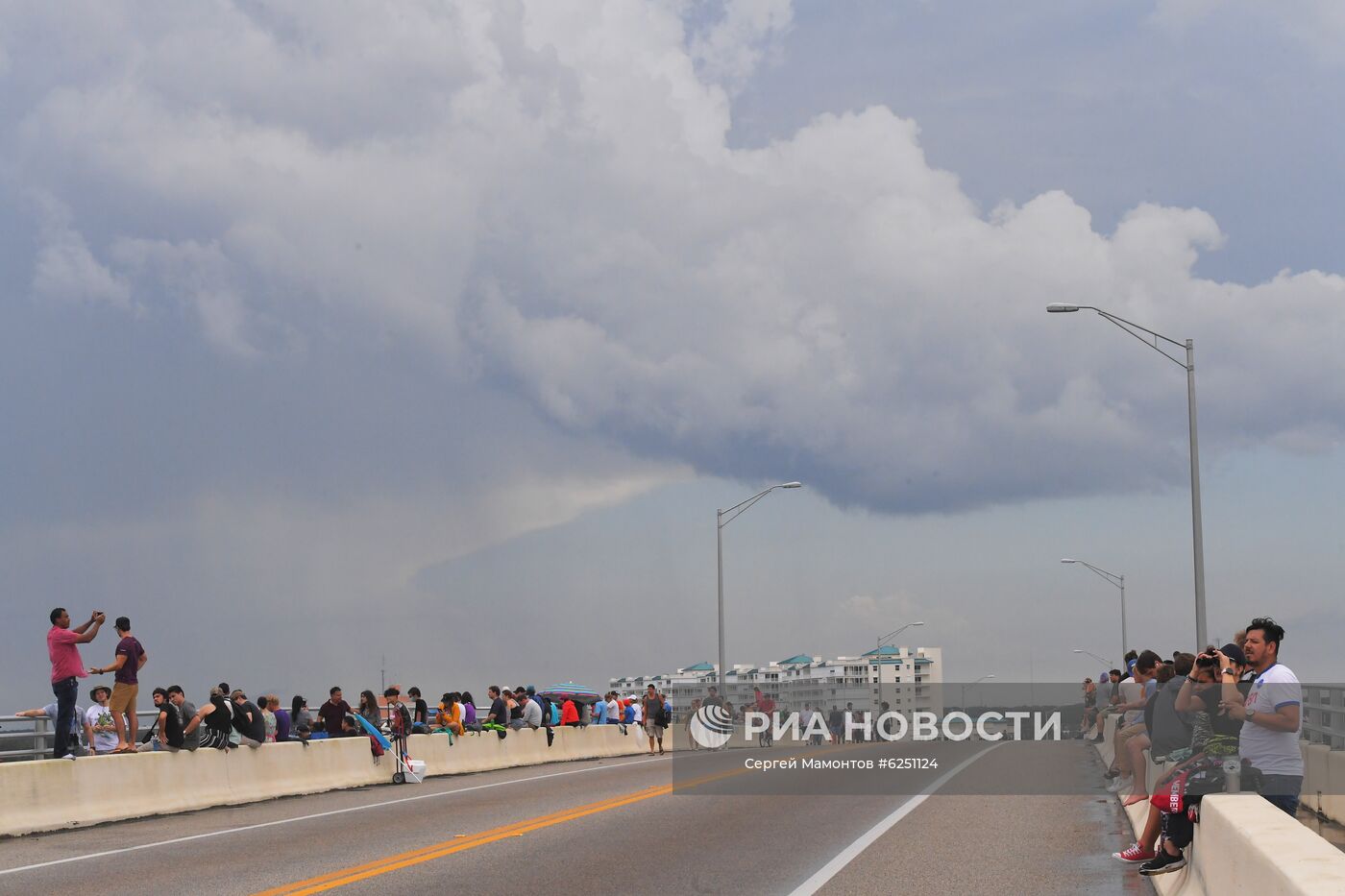 Старт американского корабля Crew Dragon к МКС отложили из-за погодных условий