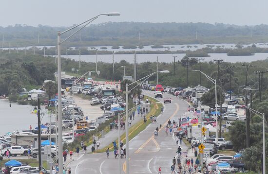 Старт американского корабля Crew Dragon к МКС отложили из-за погодных условий