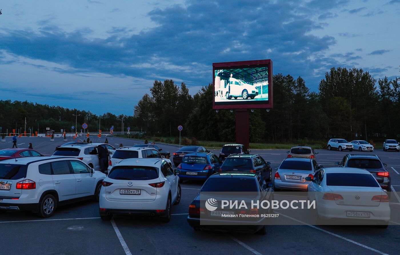 Работа автокинотеатра в Калининграде