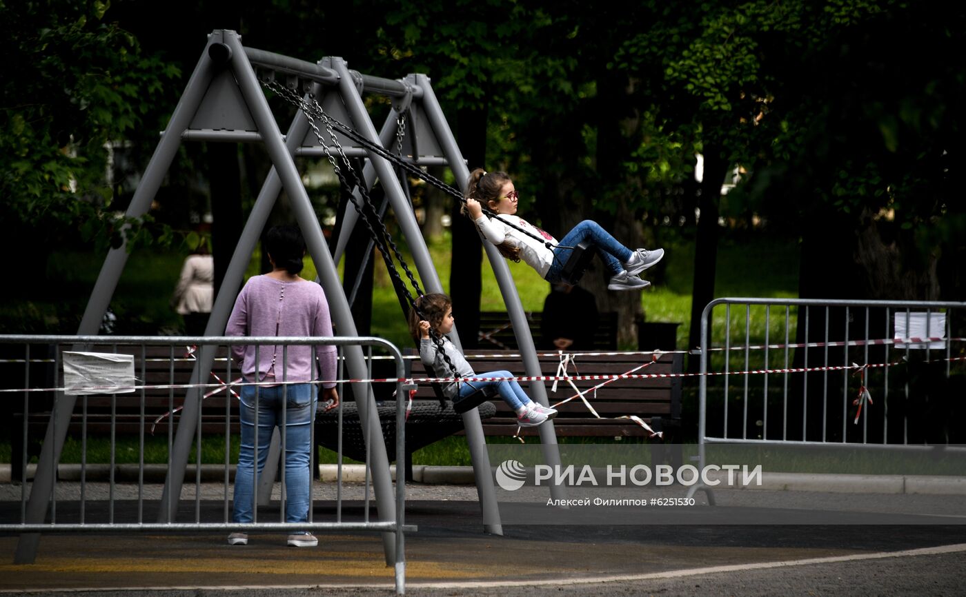 Сидит на скамейке в сквере