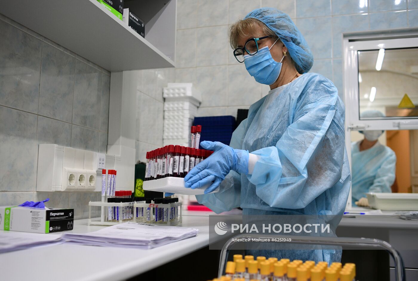 Тестирование на COVID-19 в лаборатории НИИ Склифосовского