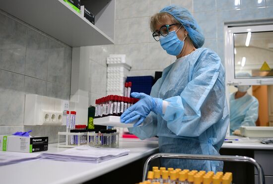 Тестирование на COVID-19 в лаборатории НИИ Склифосовского