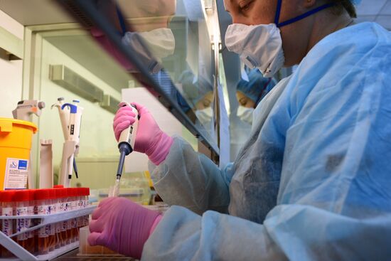 Тестирование на COVID-19 в лаборатории НИИ Склифосовского