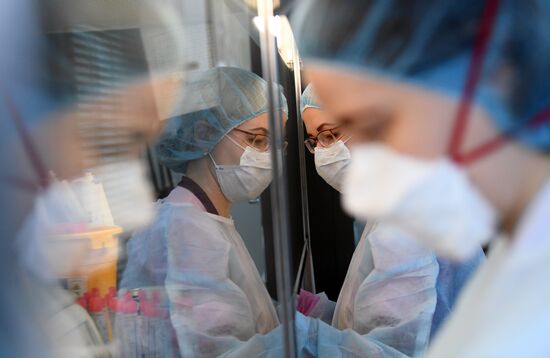 Тестирование на COVID-19 в лаборатории НИИ Склифосовского