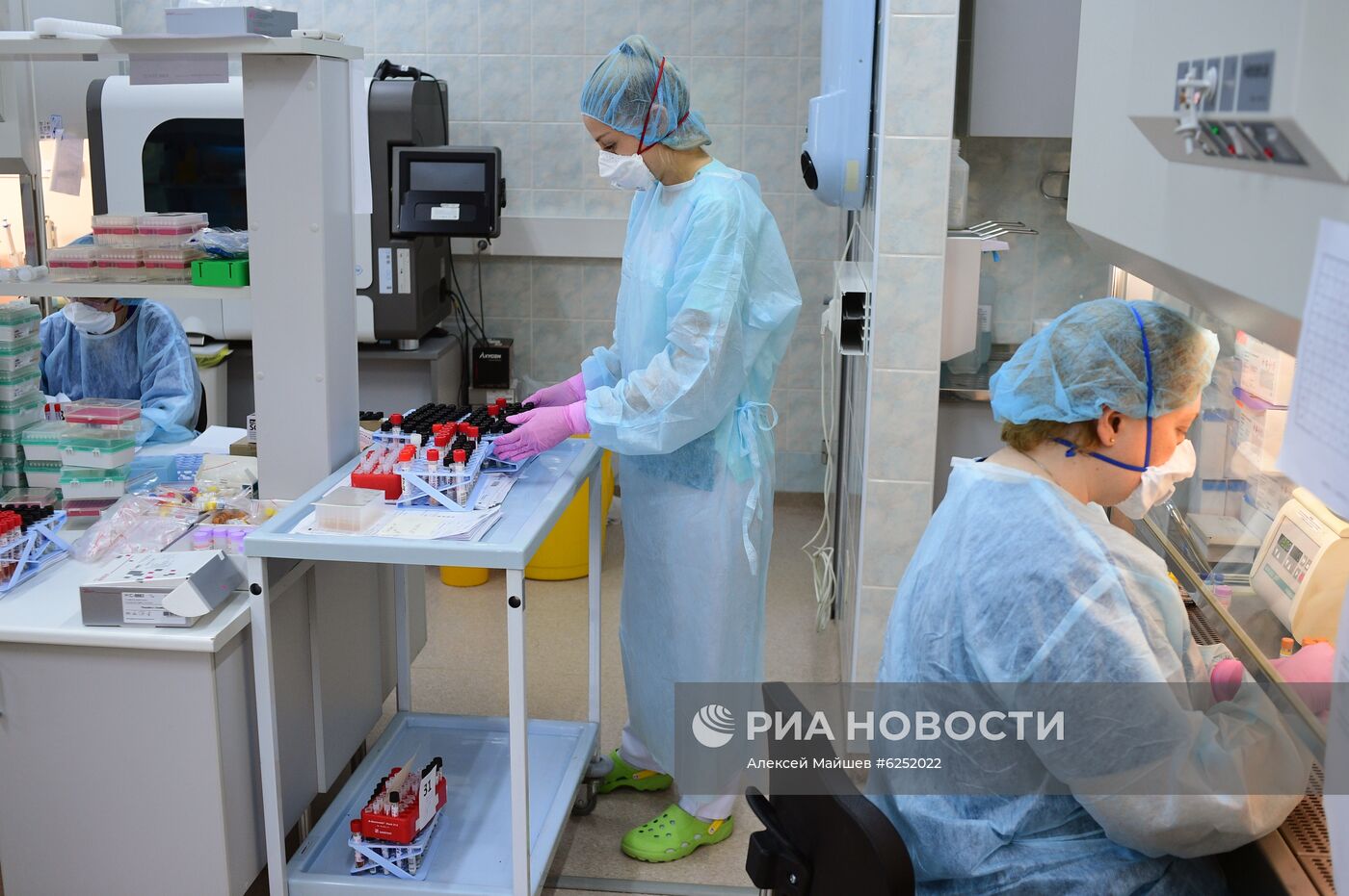 Тестирование на COVID-19 в лаборатории НИИ Склифосовского