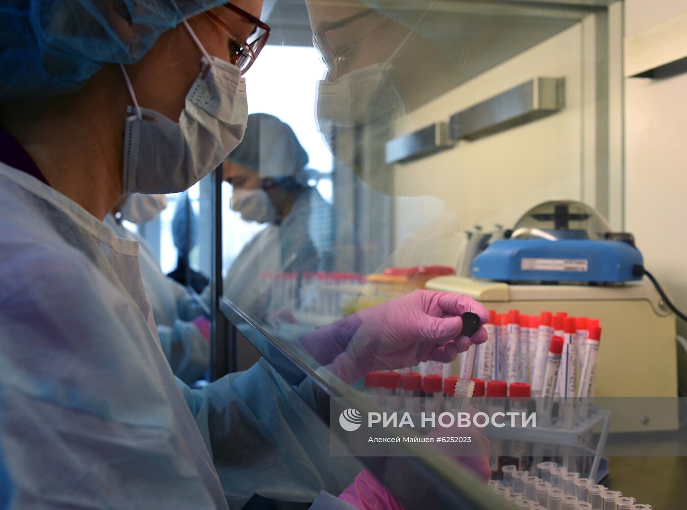 Тестирование на COVID-19 в лаборатории НИИ Склифосовского