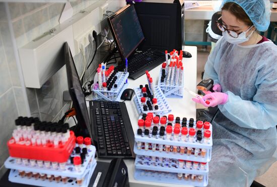 Тестирование на COVID-19 в лаборатории НИИ Склифосовского