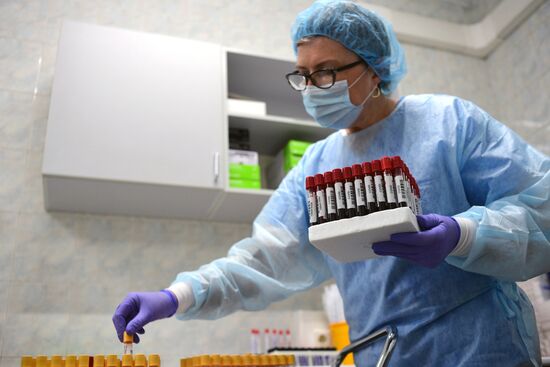 Тестирование на COVID-19 в лаборатории НИИ Склифосовского
