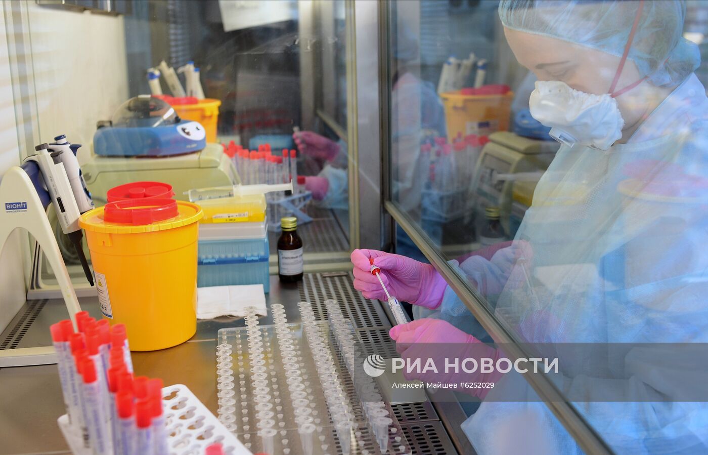 Тестирование на COVID-19 в лаборатории НИИ Склифосовского