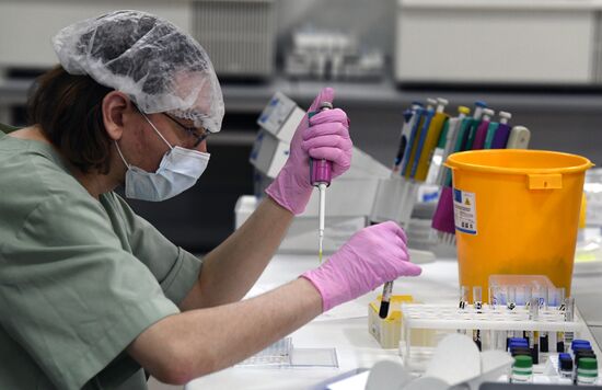 Тестирование на COVID-19 в лаборатории НИИ Склифосовского