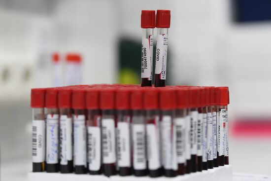 Тестирование на COVID-19 в лаборатории НИИ Склифосовского