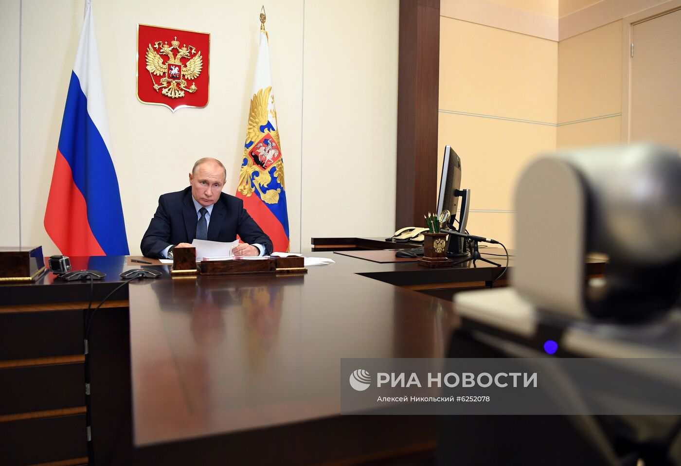 Президент РФ В. Путин встретился с губернатором Костромской области С. Ситниковым