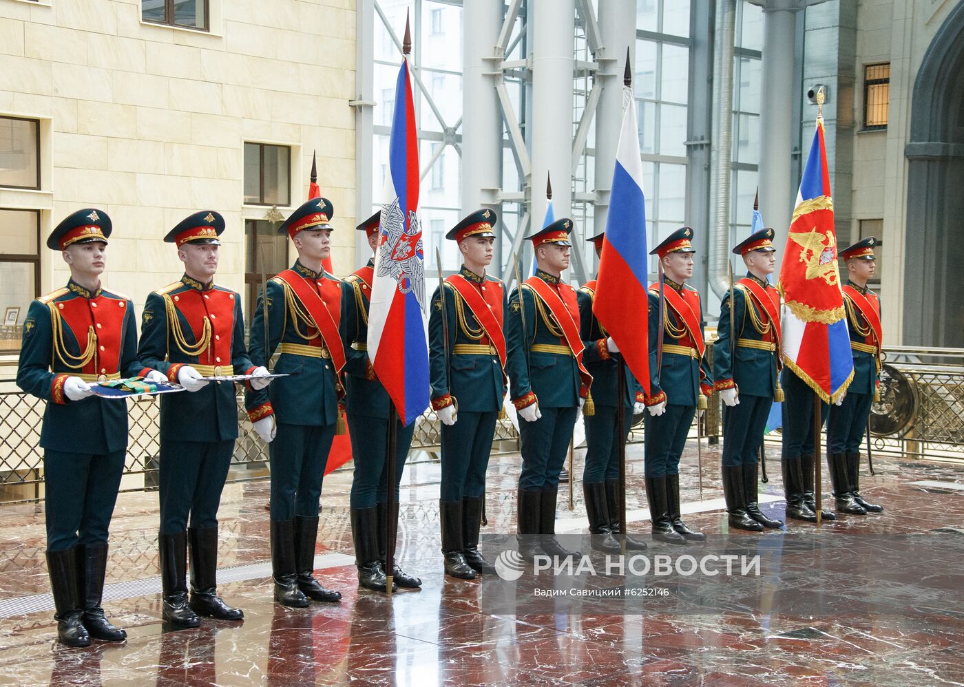 Церемония вручения ордена Суворова 58-й общевойсковой армии в Москве 