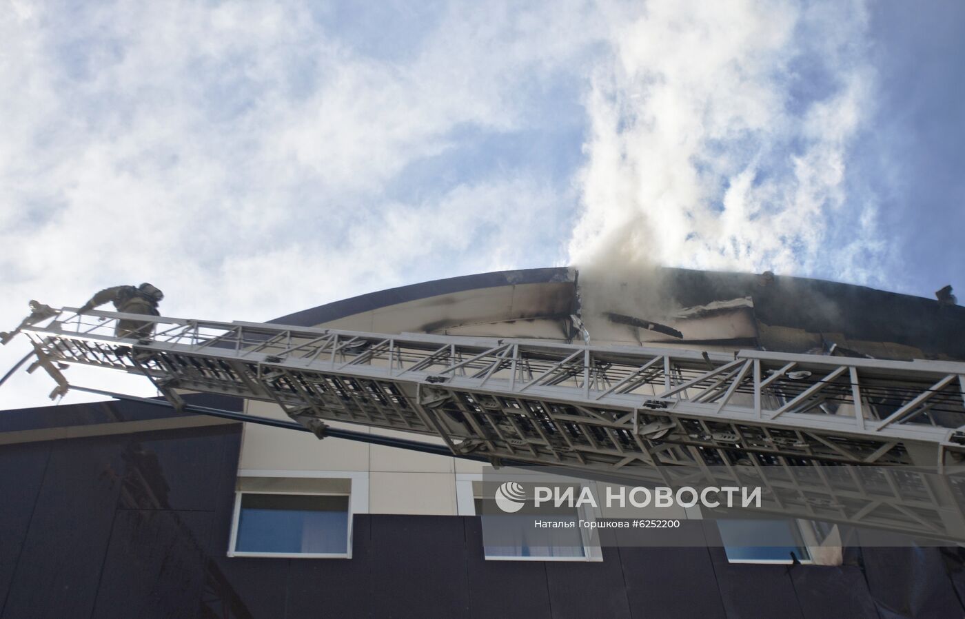 Пожар в бизнес-центре "Парус" в Тюмени