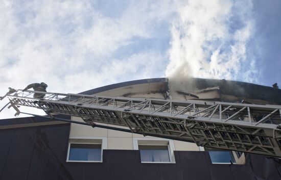Пожар в бизнес-центре "Парус" в Тюмени