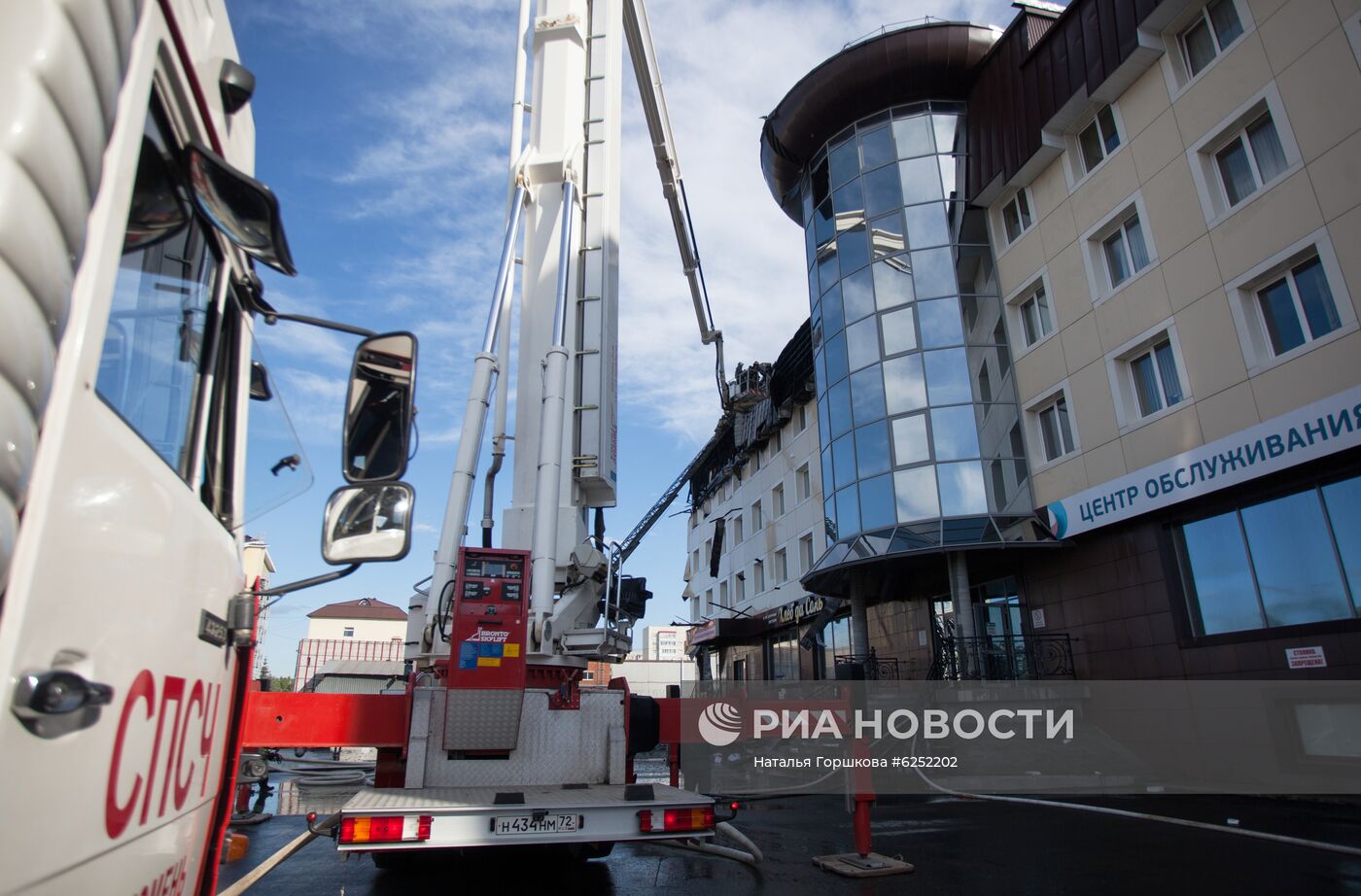 Пожар в бизнес-центре "Парус" в Тюмени