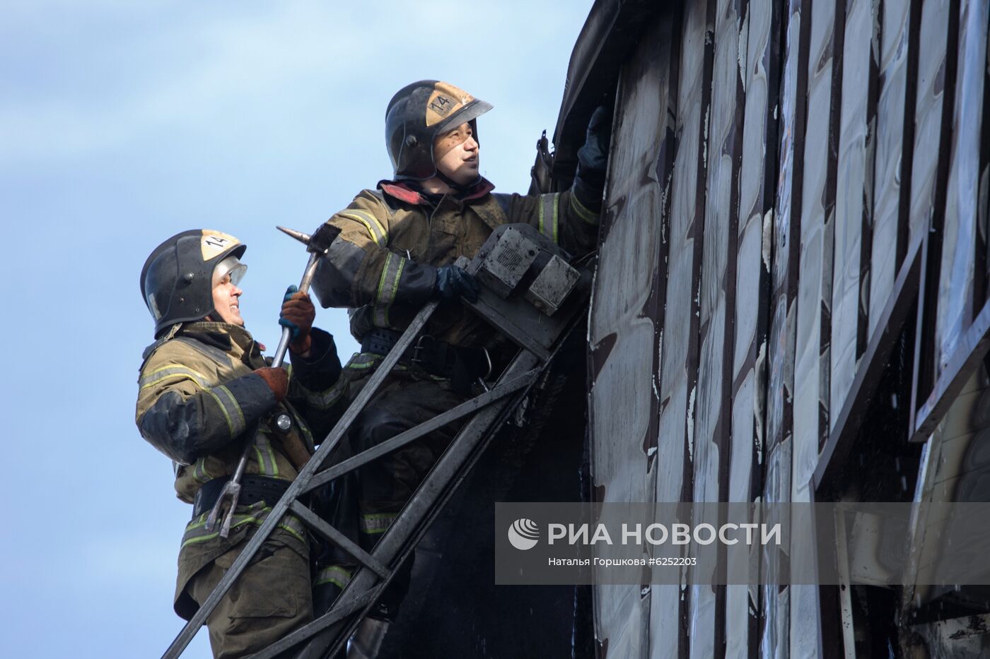 Пожар в бизнес-центре "Парус" в Тюмени
