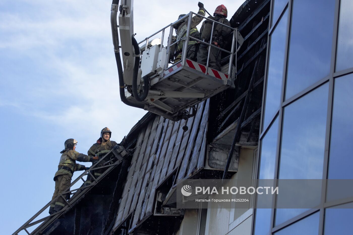 Пожар в бизнес-центре "Парус" в Тюмени