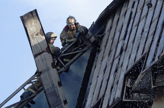 Пожар в бизнес-центре "Парус" в Тюмени