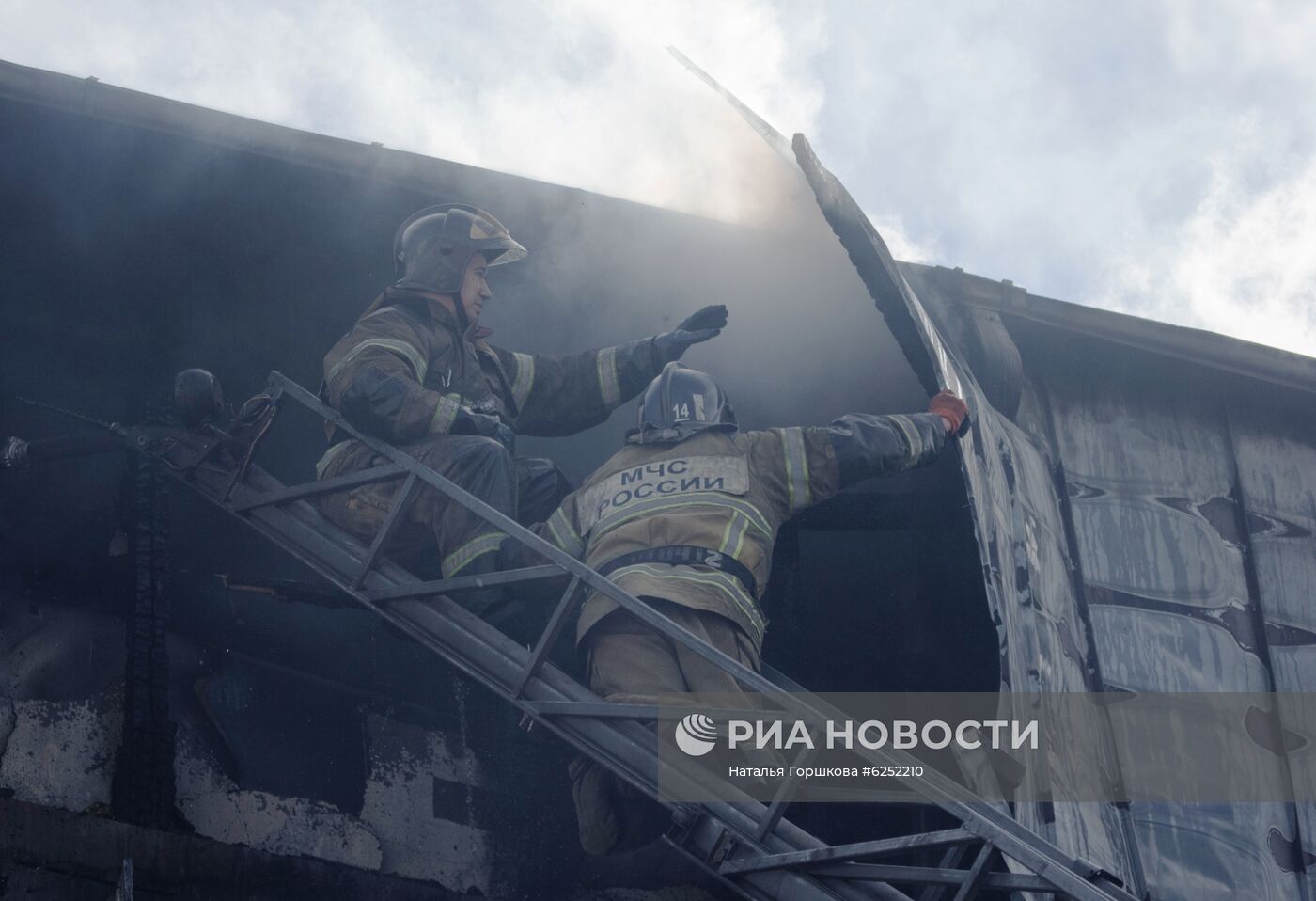 Пожар в бизнес-центре "Парус" в Тюмени