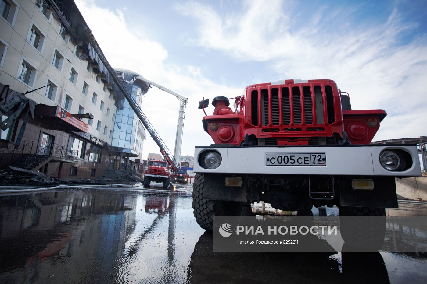Пожар в бизнес-центре "Парус" в Тюмени