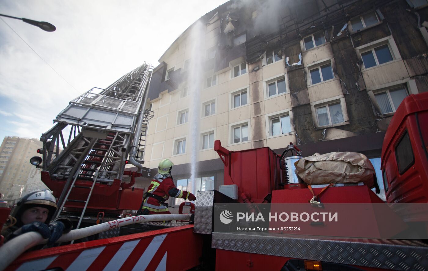 Пожар в бизнес-центре "Парус" в Тюмени