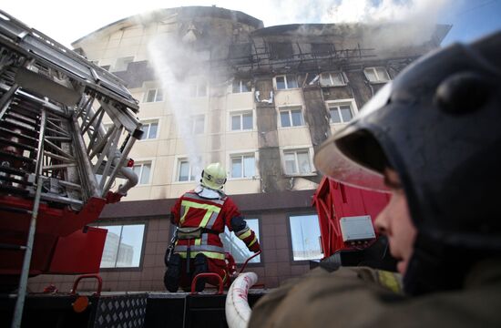 Пожар в бизнес-центре "Парус" в Тюмени