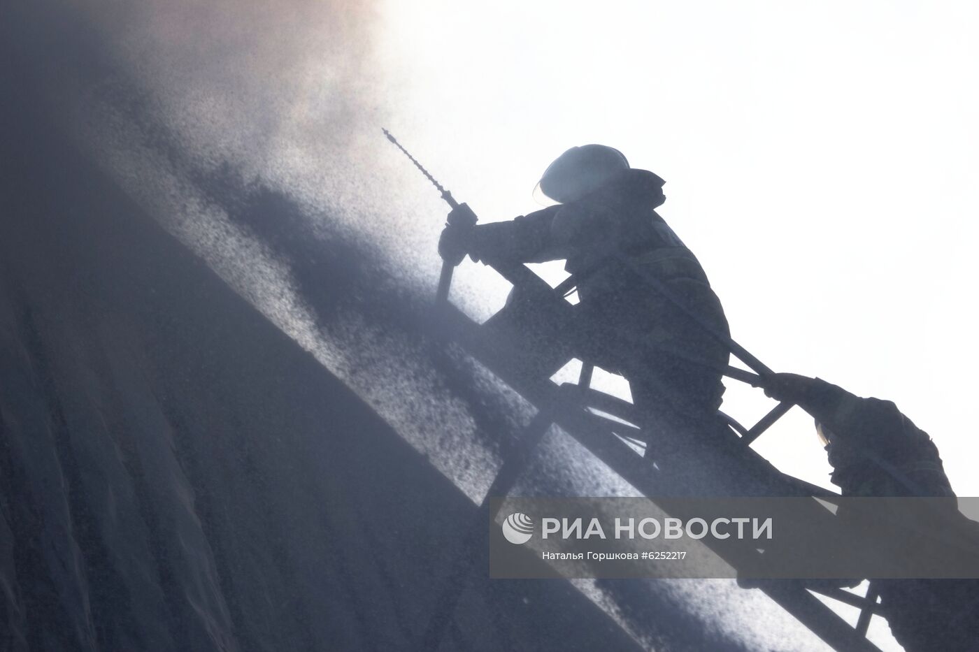 Пожар в бизнес-центре "Парус" в Тюмени