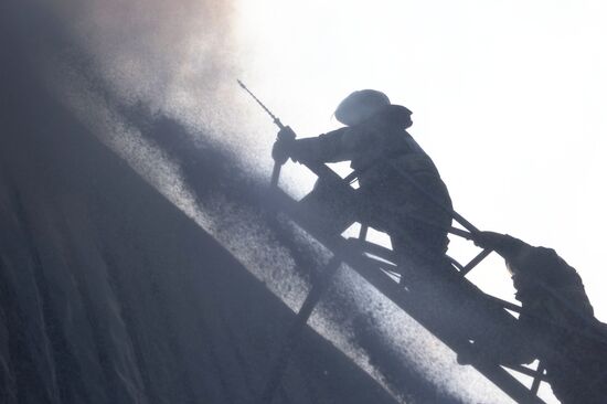 Пожар в бизнес-центре "Парус" в Тюмени