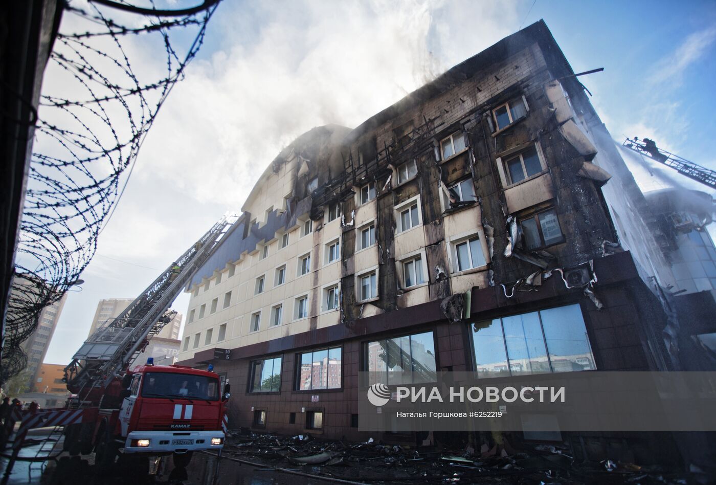 Пожар в бизнес-центре "Парус" в Тюмени