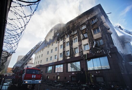 Пожар в бизнес-центре "Парус" в Тюмени