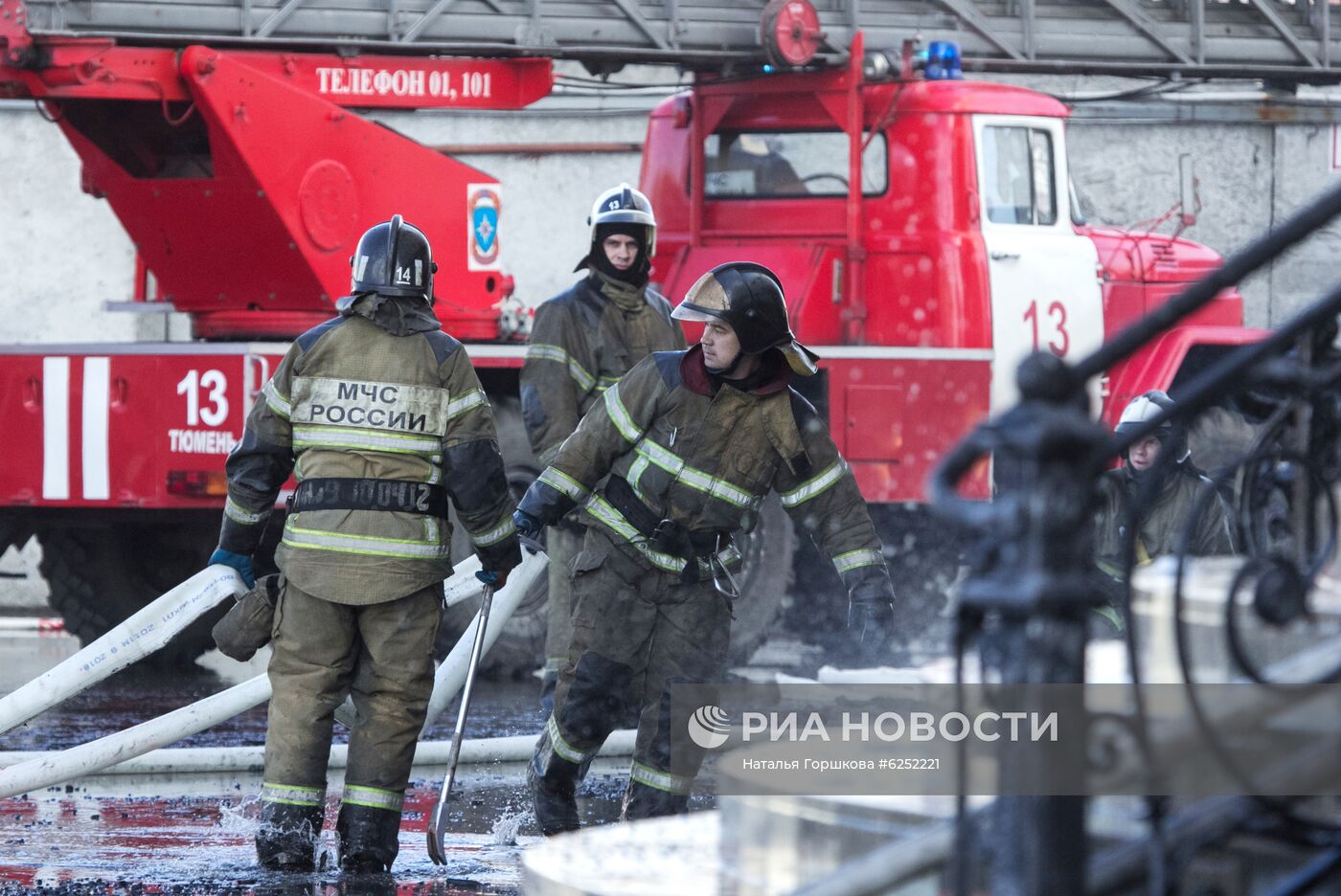 Пожар в бизнес-центре "Парус" в Тюмени