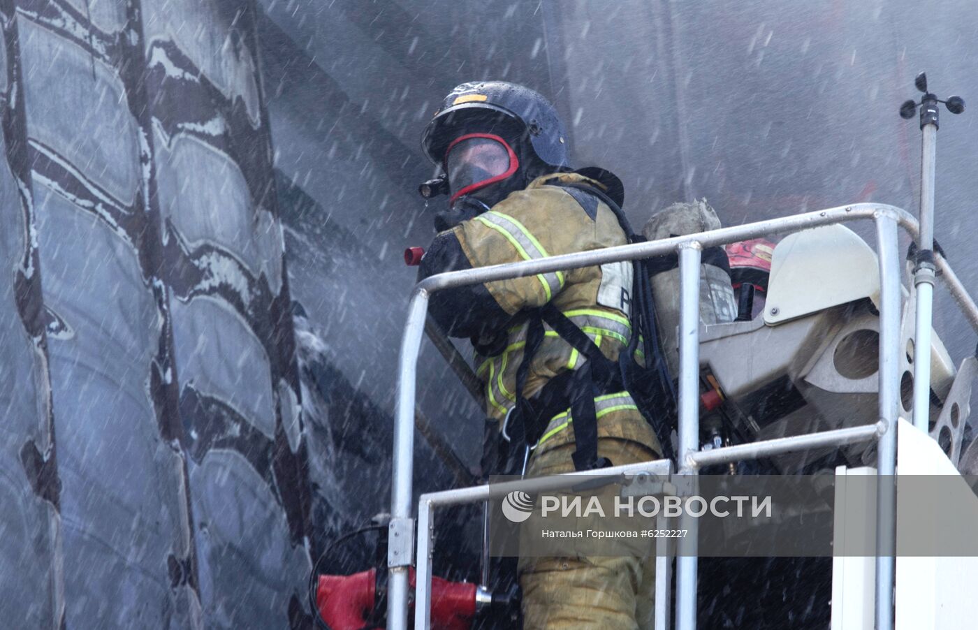 Пожар в бизнес-центре "Парус" в Тюмени