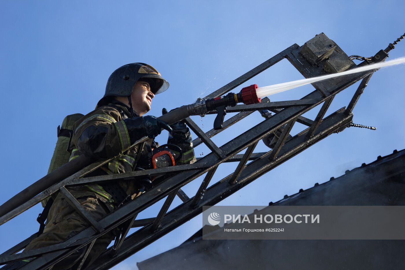 Пожар в бизнес-центре "Парус" в Тюмени