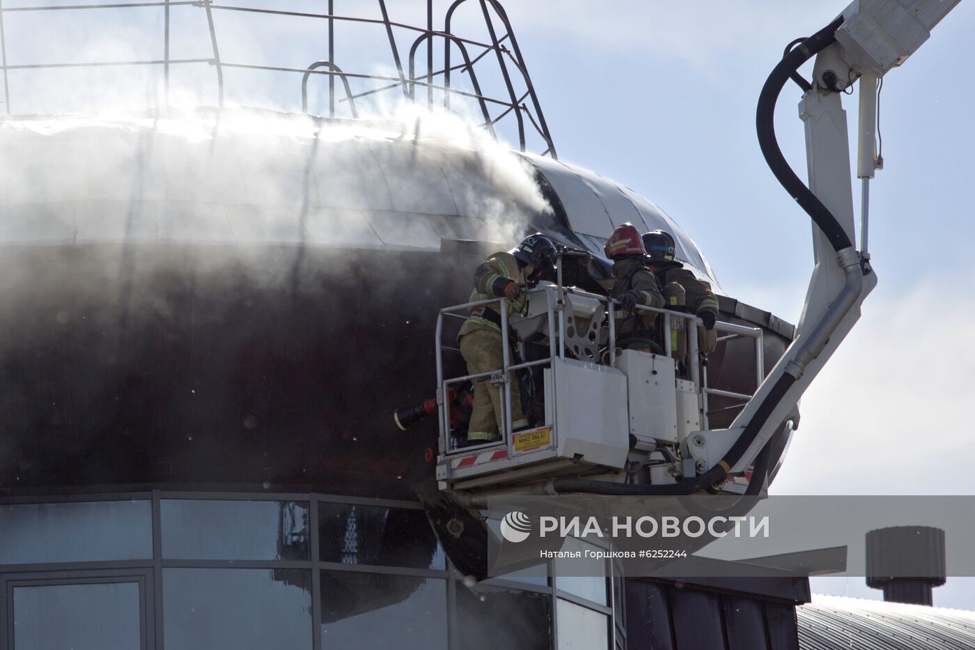 Пожар в бизнес-центре "Парус" в Тюмени