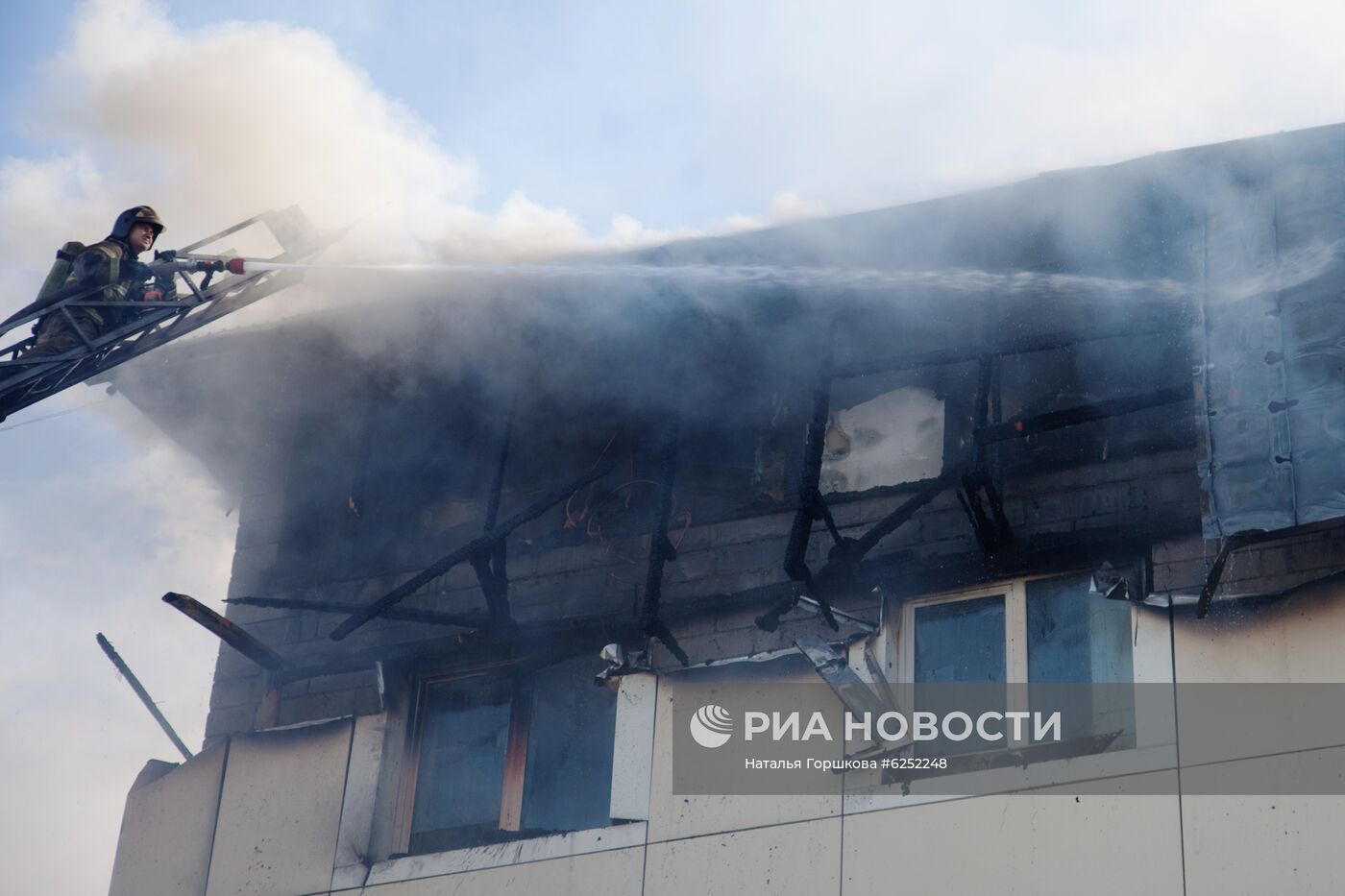 Пожар в бизнес-центре "Парус" в Тюмени